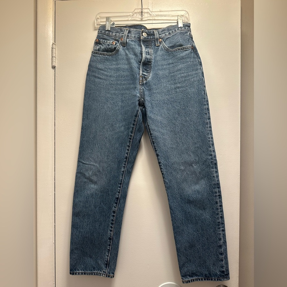 Levi's 501 Ankle Jeans in Medium Blue